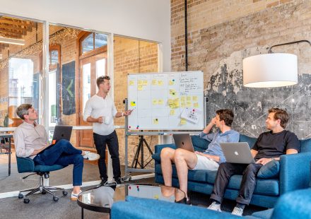 4 strategii pentru a-ți construi o carieră de succes în lumea de astăzi