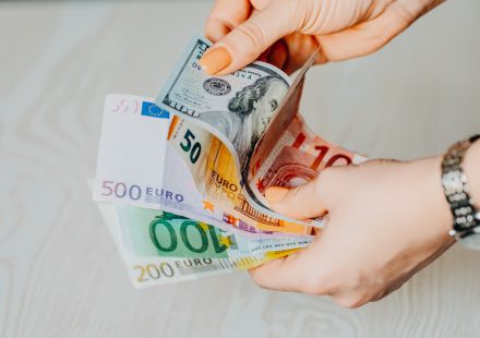 3 factori care ne influențează atitudinea față de bani